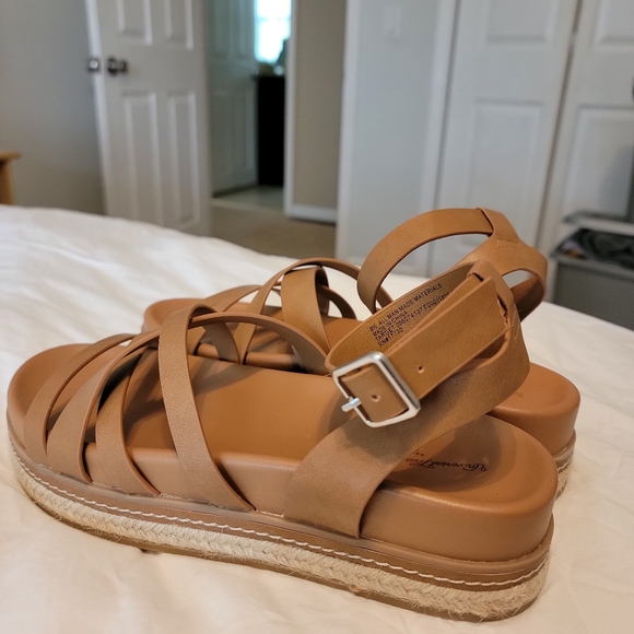 Universal Thread platform sandals - Picture 3 of 5